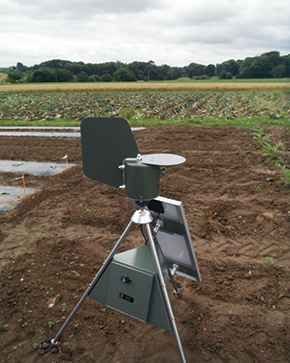 photo 2 : Des capteurs de spores du modèle Burkard ont été utilisés pour détecter les spores du mildiou de l'artichaut présentes dans l'air. Ils nous informent si un inoculum est présent ou non. Cette information est complémentaire de celles données par le modèle MilArt